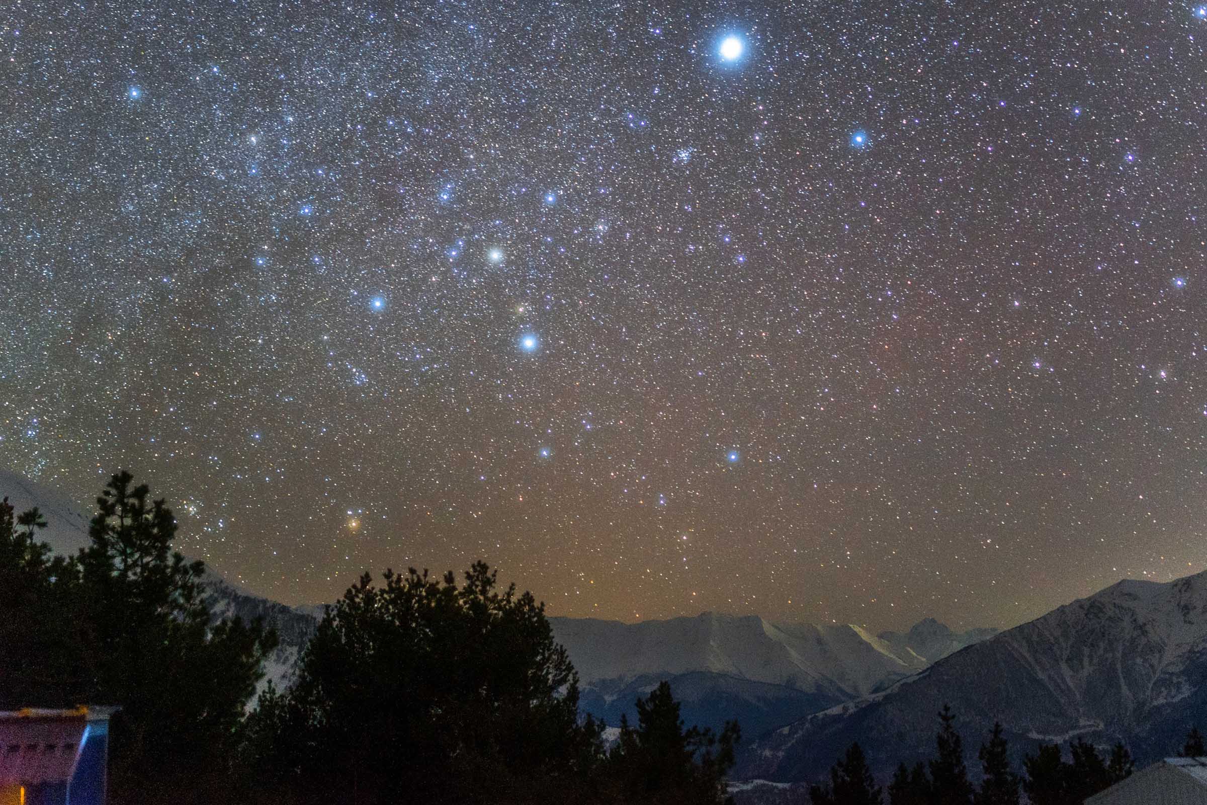 Самая яркая звезда в ночном небе песня. Сириус Архыз. Архыз обсерватория Звёздное небо. Звездное небо в Архызе. Звёздное небо Таджикистана.