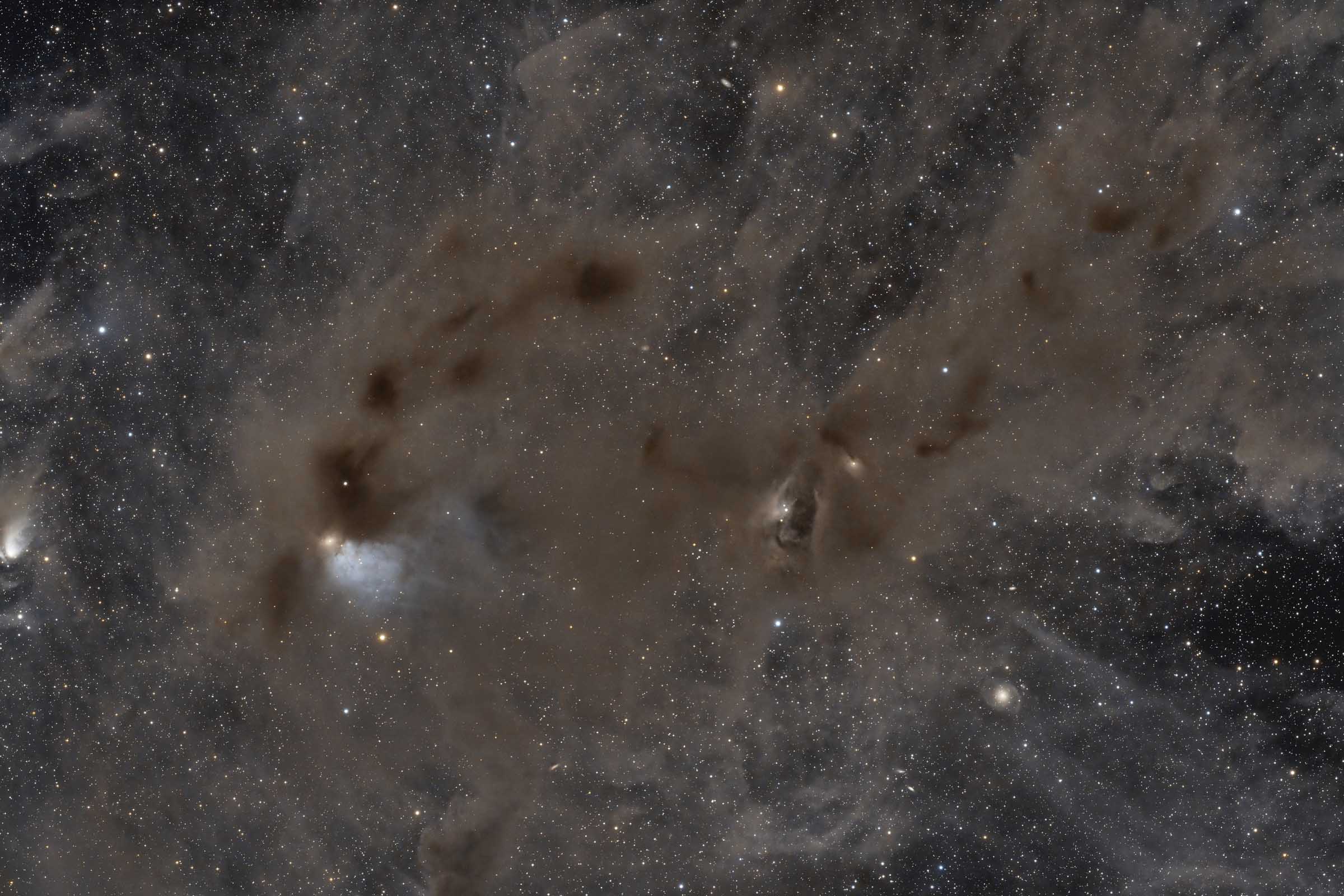 Отражательная туманность LBN782 и темные пылевые туманности B7-B10-B211, находящиеся в созвездии Тельца